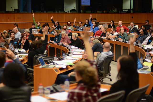 Die Versammlung der europäischen Bürgerinnen und Bürger trifft auf Brüssel und stellt ihr Potenzial als Organisationsprozess heraus