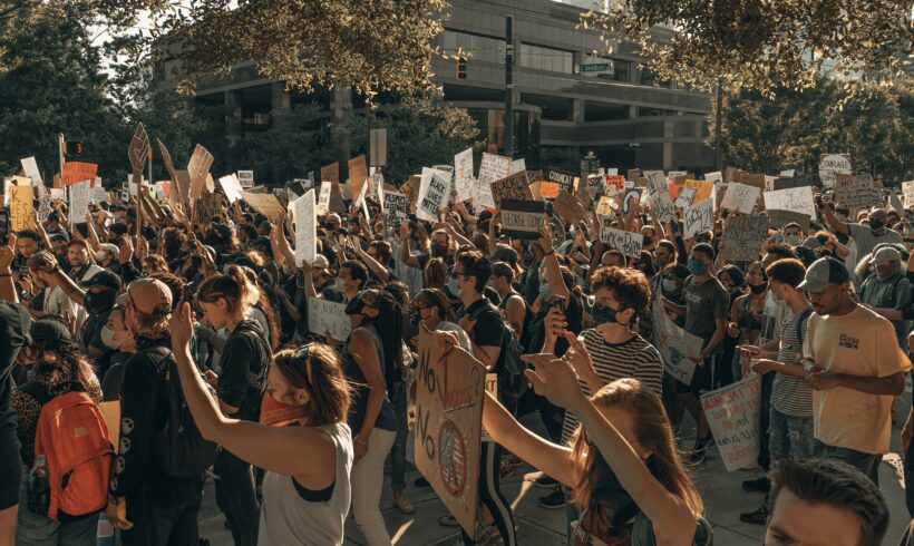 Camminare: fiducia, relazioni e rottura delle dinamiche di potere nelle pratiche di sovvenzionamento